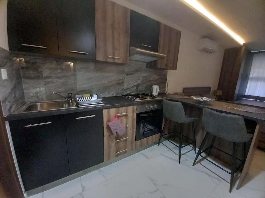 Brand New 1 Bedroom Flat Apartment *